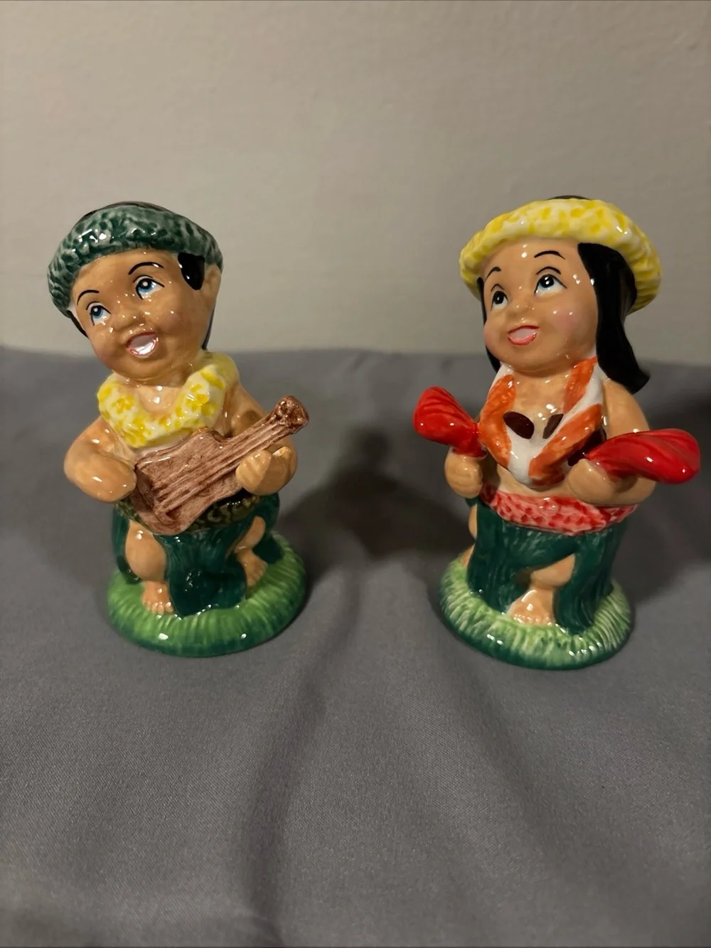 Hawaii Hula Figurine Set -salt and pepper shakers